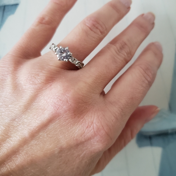 Wedding band raised cubic zirconia silver size 5 - Picture 2 of 8